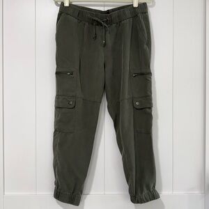 ✨ Banana Republic Factory Cropped Olive Green Cargo Jogger Pants — Petite M ✨